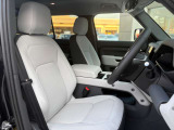 運転席はドライバーをしっかり包み込むように設計されており、長時間のドライブも問題御座いません。また大きな傷や、汚れなどなく綺麗な状態で入庫しています。