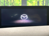 【8.8インチマツダコネクト】車内の雰囲気にマッチした大型のディスプレイ。スマホ接続でのナビ使用やBluetooth再生等、様々な機能が楽しめます。直感的なダイヤル操作が可能で、使い勝手も良好です。