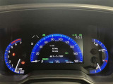 とっても見やすいメーターです。夜間時はラグジュアリーな気分にさせてくれる照明が魅力ですので、夜のドライブも楽しみになりますよ♪