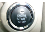 プッシュスタート付き。スマートキーを携帯していればキーを取り出さずにドアを施錠&解錠。クルマの始動も可能です。