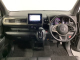 車内は光触媒抗菌消臭施工済です。スタイリッシュなデザインでスポーティなインパネ周りを演出します。グローブボックスやカップホルダーのほかにトレーなどたくさんの収納スペースが付いています。