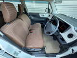 内装はブラウンカラーでオシャレ☆ベンチシートでシートも広く、運転席と助手席の行き来がしやすいですよ(*&rsquo;&omega;&rsquo;*)