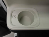 ホットドリンクをちょうどいい温度でキープしてくれる保温機能付きのホッとカップホルダー(前席)。ほっこり快適にドライブをサポート。