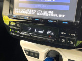 【オートエアコン】一度お好みの温度に設定すれば、車内の温度を検知し風量や温度を自動で調整。暑い&hellip;寒い&hellip;と何度もスイッチ操作をする必要はありません。快適な車内空間には必須の機能ですね♪