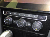2ゾーンフルオートエアコン。運転席、助手席それぞれ独立して温度管理が可能です。花粉やダストを除去するフレッシュエアフィルターも装備され、クリーンな室内環境を保ちます。