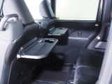 後席には折り畳み式のテーブルがあります。車内での軽食のときに便利ですね。