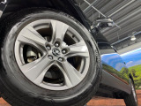 【純正17インチアルミホイール】外観にマッチした純正アルミホイールを装着しております。各種社外アルミホイールや、スタッドレスタイヤも取扱いしております。是非ご相談ください♪