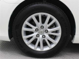 純正アルミホイールは精度が高く、走行の安定性が優れています。215/60R16