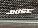 【BOSEサウンドシステム】メーカーオプションの高品位サウンドシステムを搭載。専用のチューニングが施された大小様々なスピーカーから良質なサウンドが奏でられ、臨場感あふれる音響空間を演出します。