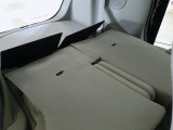 リアシートを倒せば広々荷室の出来上がり♪アレンジ次第でさまざまな荷物が積み込めますよ。