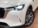 【LEDヘッドライト】悪天候や夜間走行時も良好な視界を確保し安心して運転できる高輝度LEDヘッドライトを装備!点灯速度が早く、消費電力も抑えられています。