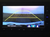【バックカメラ】運転が苦手な方も車庫入れラクラクです!ギアをリバースに入れれば自動的に切り換わりますので、面倒な操作は不要です♪狭い駐車場もお車を傷つけず安心ですね!