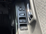 【電動格納ミラー】運転席のスイッチで、ドアミラーの開閉や角度の調整ができます。