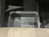 助手席の下にはトレーが付いていますので外部からも見られたくないものも収納出来ます。