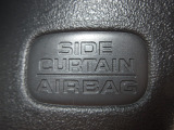 サイドカーテンエアバックシステムは、側面衝突時に大人から子供までさまざまな体格の乗員の頭部や頚部を広範囲で保護。特にセンターピラーへの頭部衝突を防ぐ展開性能を実現しています。