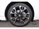 【BMWアロイホイール】軽量かつ強度に拘ったアロイホイール。走行性能ポテンシャルを引き出す設計。タイヤのサイドウォールが強化されたランフラットタイヤは、パンク時にタイヤがつぶれてもリムから外れません。