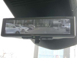 インテリジェント・ルームミラー。ルームミラーに、リヤカメラの車両後方映像を表示。世界初の新技術で、荷物や人で見えづらかった後方視界がクリアに!