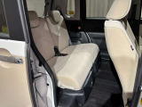 後部座席は足元広々でゆったりと乗れるスペースです♪