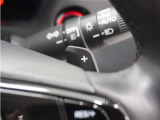 ◆減速セレクター装備◆ステアリングホイールの左右に取り付けられた2つのパドルスイッチで減速の強さを調整。 左側の「-」を操作すると減速を強く、右側の「+」を操作すると減速を弱くすることができます。