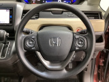 ハンドルにHondaセンシング系のクルーズコントロールやレーンキープアシストなどのスイッチと、オーディオの操作スイッチが装備されています。ハンドルから手を離さず安全に操作できます。