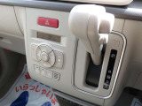 小ぶりなシフトレバーは、女性にも扱いやすい操作性を備えています。