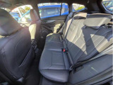 リヤシートもゆったり座れます!アームレスト付きで快適です!
