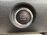 エンジンスタートボタンです。キーが車内にあれば、エンジンの始動・停止はブレーキを踏んでスイッチを押すだけ!キーを取り出す手間を省き、ワンプッシュでエンジンを操作するので簡単でスムーズです。