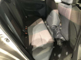 【後部座席】も当然、綺麗・清潔に仕上げております。内装の綺麗なお車は気持ちが良いですし、コンディションのいい車が多いです。これもオススメの1台です。