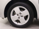 純正アルミホイールは精度が高く、走行の安定性が優れています。タイヤサイズ185/60R15