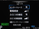 レーンディパーチャーアラートとは車線、又は走路からの逸脱の可能性を警告すると共に、車線、又は走路からの逸脱を避けるためのハンドル操作の一部を支援する機能です。詳細は販売店スタッフまでお尋ね下さい。