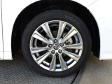 純正18インチアルミ!タイヤサイズは235/50R18です