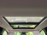 【サンルーフ】開放感たっぷりの希少装備、サンルーフが装着されています!車内に明かりを取り入れたり景色を楽しむ以外にも、車内の空気も簡単に換気できて快適です!