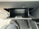 グローブボックスです!車内の収納力もある車です!