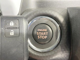 【キーレススタートシステム】カバンやポケットに入れたままでもドアの施錠・解錠が可能なスマートキーを装備。エンジンのオン・オフ時もカギを取り出す必要が無いからとっても便利です♪