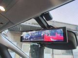 インテリジェントル-ムミラ-付です。切り替えレバーで車両後方の映像をミラーに映し出すので車内の状況や天候に左右されず、とっても見やすいです!