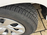 タイヤ残り溝もバッチリ!溝が少ないとスリップしたりブレーキ時の制動距離が長くなってしまいます。交換までまだまだ余裕があるのは経済的にも助かります。