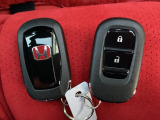 ☆スマートキー☆ドアの開錠・施錠はもちろんですが、エンジンをかけるときも鍵を取り出さなくて大丈夫ですよ♪両手に荷物をお持ちの時でも、大変便利で使い易い装備です☆