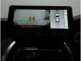 パノラミックビューモニター装備!トップビュー&フロントビュー・車両に取り付けたフロント、サイド、バックカメラの映像を合成して画面上に表示させることで、低速時の運転を補助する装置です。