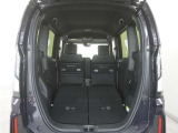 2列目シートを倒すことで、大変広いラゲッジスペースとなります。大きな荷物を積んだりと様々な用途にご利用いただけます。