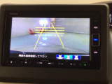リバースギアに入れるだけで後方の表示へ切り替わります。夜間や雨の日の駐車も楽になりますよ。