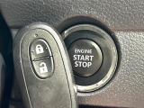 【キーレススタートシステム】カバンやポケットに入れたままでもドアの施錠・解錠が可能なスマートキーを装備。エンジンのオン・オフ時もカギを取り出す必要が無いからとっても便利です♪