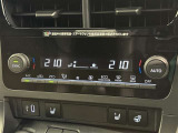 左右独立温度コントロールフルオートエアコンです。運転席、助手席それぞれで独立して温度設定ができます。冷え性の方が乗っても安心ですね♪