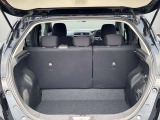 後部座席に座れる状態でも荷室はこれだけの広さがあるのでお出かけやお買い物にも重宝します。ついつい買い物しすぎても安心ですね♪