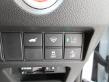 パワーテールゲートの開閉、パーキングセンサーや横滑りを防ぐVSA等のスイッチ類は運転席の右側、手の届きやすい位置にあります。