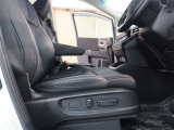 パワーシート搭載。微妙な調整が手軽にでき、ピッタリなポジションで運転することが可能です。