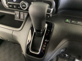 CVT車のセレクトレバーです。低速から高速まで、変速ショックのないスムーズな走りを実現するとともに、エンジン効率のよい領域を維持することで燃費にも貢献します。