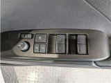 運転席からも操作可能な全席パワーウィンドウが装備されています。