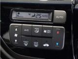 【オートエアコン】温度を設定すれば自動で快適な車内温度を保ちます。エアコン内部の高性能脱臭フィルターで車内のアレルゲンや花粉を除去。