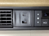 エアコン操作パネルの左側に、スマートフォンなどの充電可能なUSB端子と、音源などの外部入力の可能なUSB端子がついています。移動中に充電もできるので便利です。