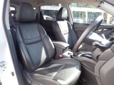 SUVですので車内が高く見下ろすような視点で見通しの良い運転席になっております♪